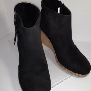 Tom's black suede ankle boots 9.5 w
